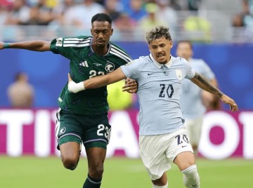 九游娱乐-沙特1-0乌拉圭半场数据：控球率46开，射门4-5，射正3-2